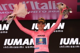 Mads Pedersen a récupéré le maillot rose à l'issue de la 3e étape du Giro KEYSTONE/EPA/GEORGI LICOVSKI
